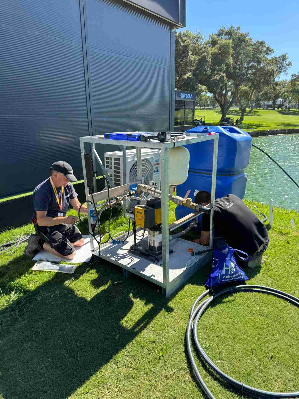 Installation de toilettes portables sur un parcours de golf